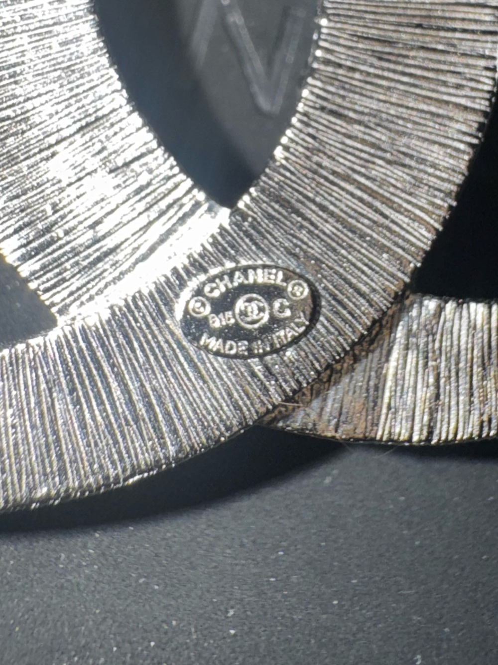 CHANEL Baguette Crystal Dubai CC Brooch Silver - Picture 7 of 7
